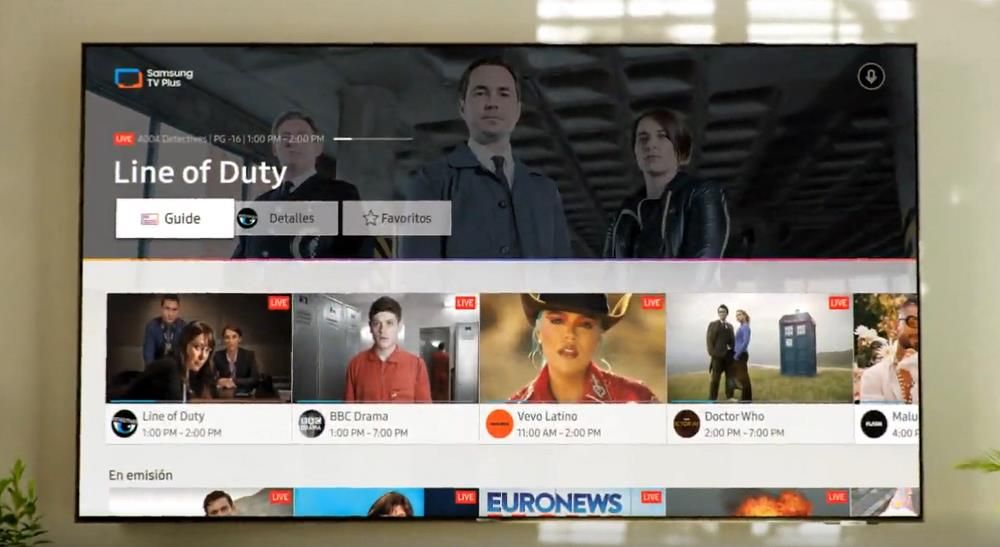 Interface de service Samsung TV plus sur un Samsung TV, avec le Guide de chaîne gratuit superposé à une diffusion.