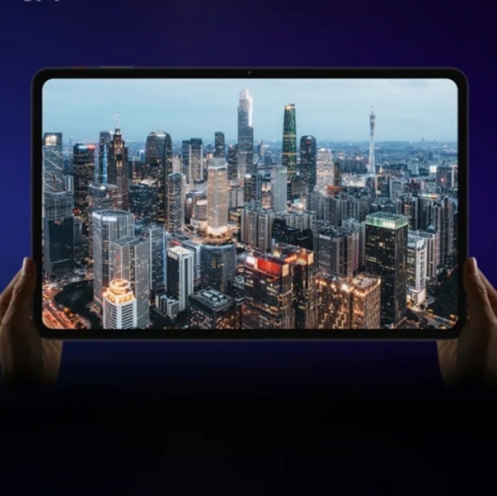 Personne tenant la tablette TonClast T60 avec les deux mains pour montrer l'échelle de votre écran à 12 pouces.