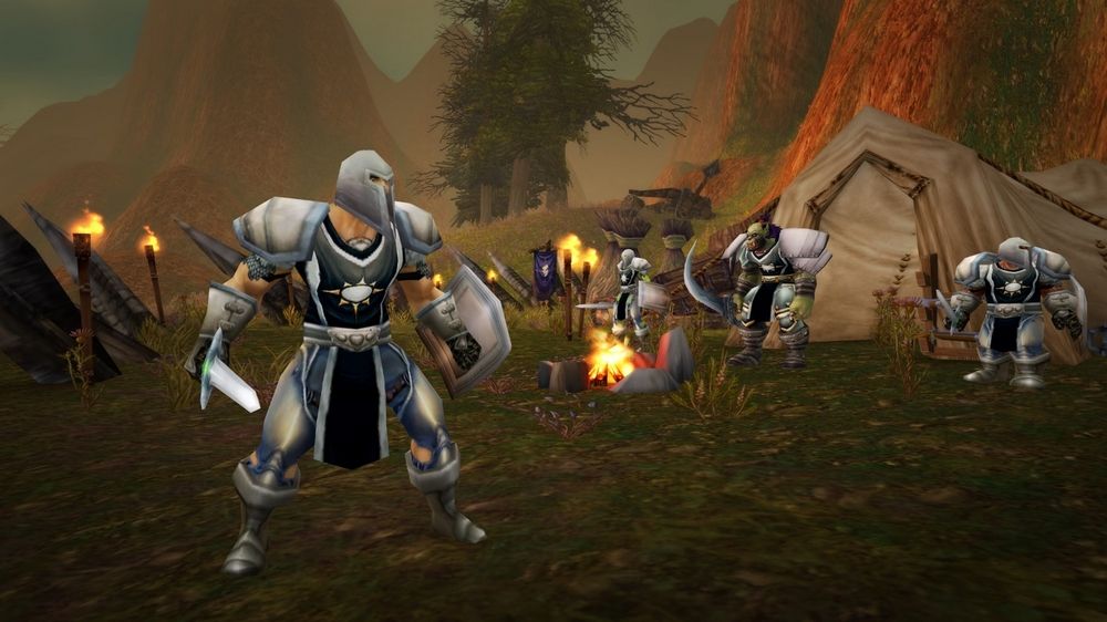 Un personnage de l'alliance dans le jeu vidéo du monde de Warcraft lors d'un combat dans une zone boisée.
