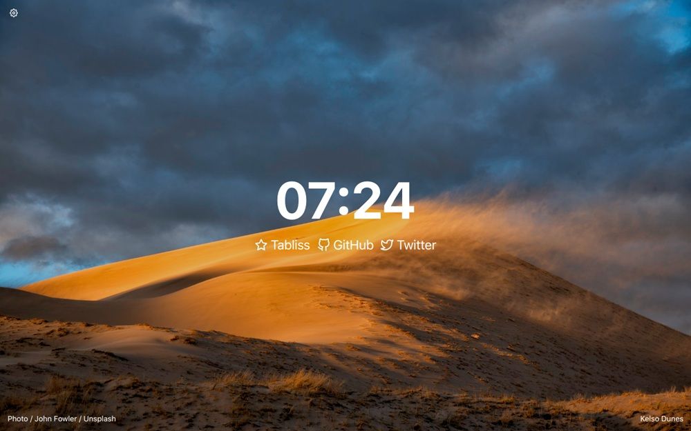 Interface épurée et minimaliste que l’on retrouve avec Tabliss. Il affiche uniquement un fond naturel, une horloge numérique et des liens indexés.