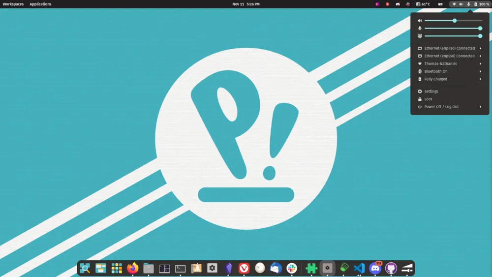 Interface de bureau de la distribution Linux Pop!_OS, où l'on retrouve l'harmonie et l'organisation avec un fond bleu clair.