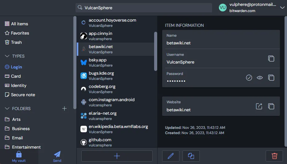 Interface Bitwarden, gestionnaire de mots de passe où l'on peut voir les différentes sections avec les comptes et les mots de passe qui leur sont attribués.