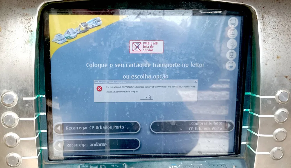 Machine avec Windows 2000 en arrière-plan pour vendre des billets.