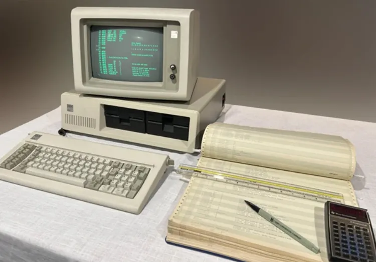 Ancien PC avec système d'exploitation DOS.
