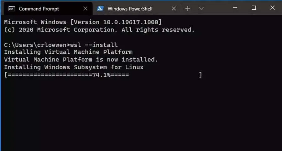 Fenêtre d'invite de commande montrant le processus d'installation du sous-système Windows pour Linux à l'aide de la commande wsl install.
