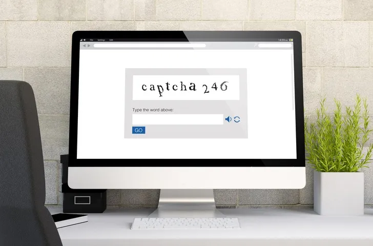 Ordinateur avec CAPTCHA à l'écran